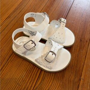 LIKE NEW FootMates White Girls' Ariel Sandals with Scalloped Straps, Size 5